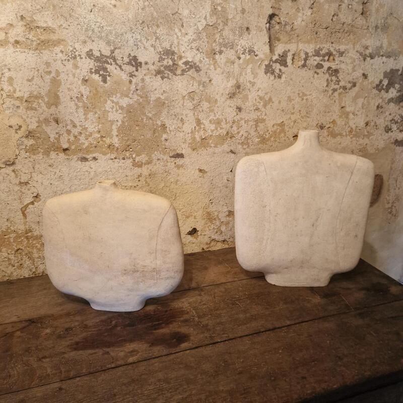  2 vases en plâtre