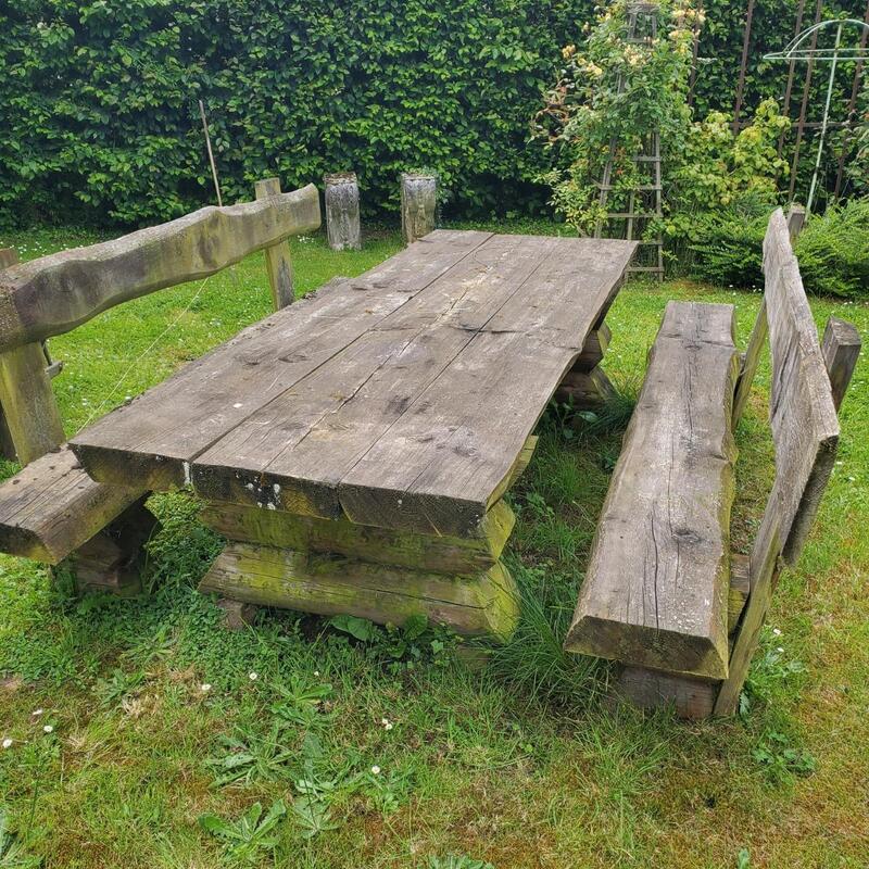 Table rondin et ses bancs